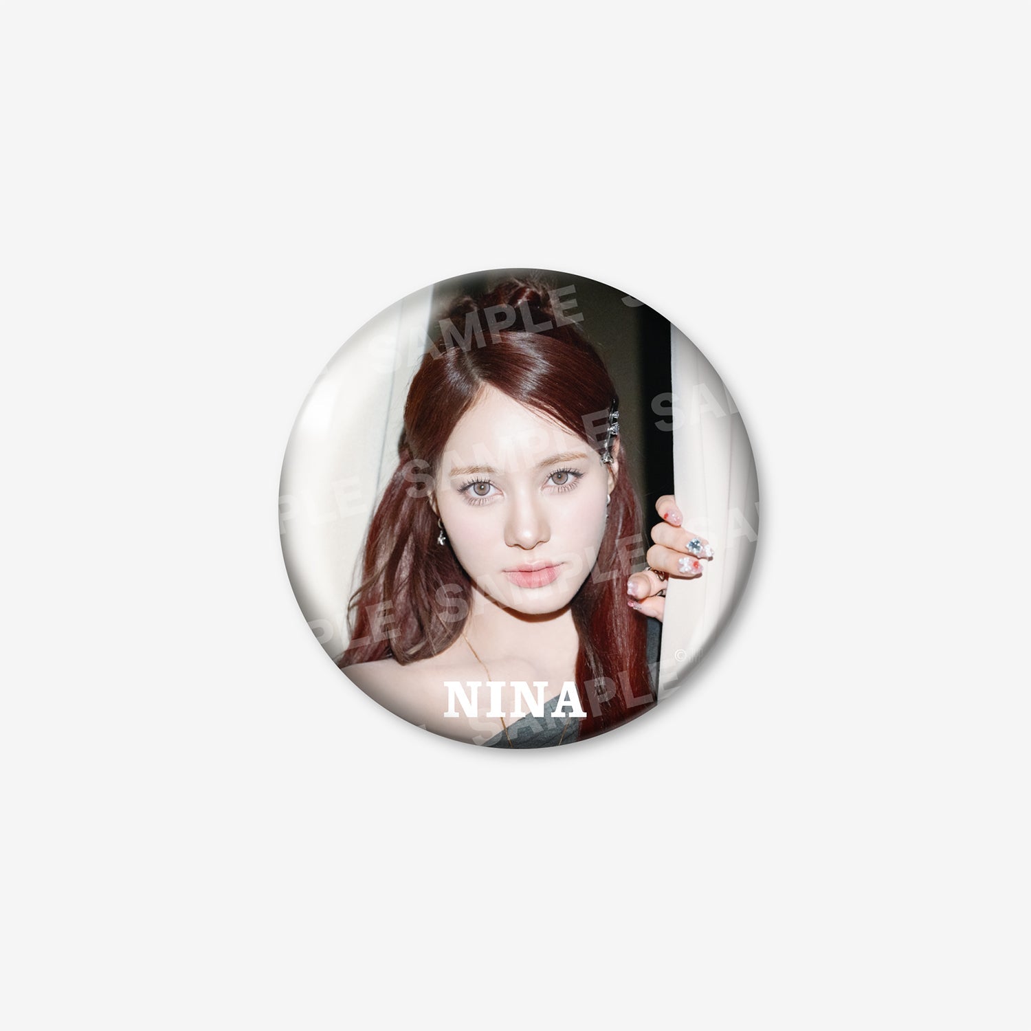 PHOTO BADGE - NINA / NiziU『New Emotion』 – JYP JAPAN ONLINE STORE
