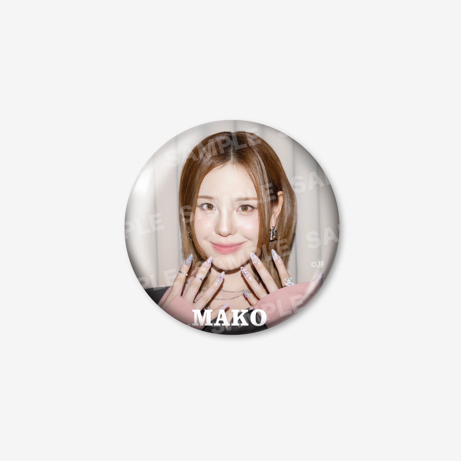 PHOTO BADGE - MAKO / NiziU『New Emotion』 – JYP JAPAN ONLINE STORE PHOTO BADGE - MAKO / NiziU『New Emotion』 – JYP JAPAN ONLINE STORE